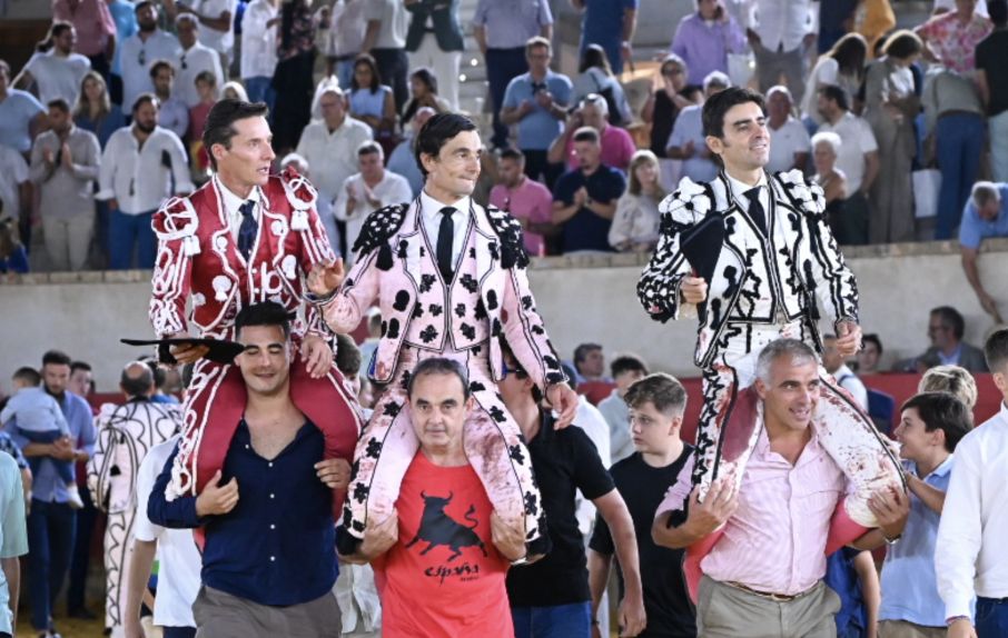 Perera, Ureña y Urdiales convierten la Goyesca de Lorca en una fiesta de nueve orejas y un rabo