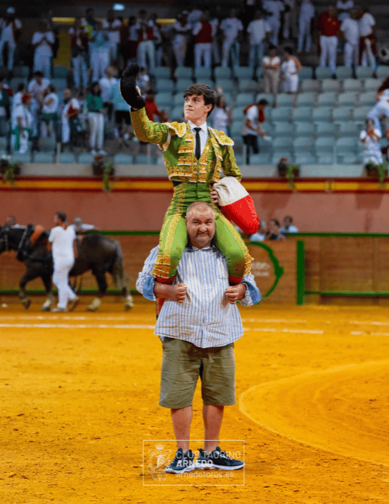 Sergio Rollón abre la Puerta Grande de Arnedo con el toreo al natural como bandera