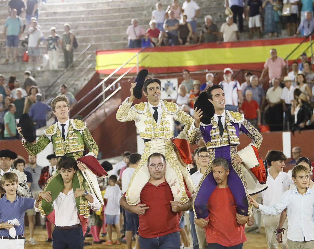 Perera cuaja un gran toro de Alcurrucén y abre la Puerta Grande con Borja Jiménez y Rufo