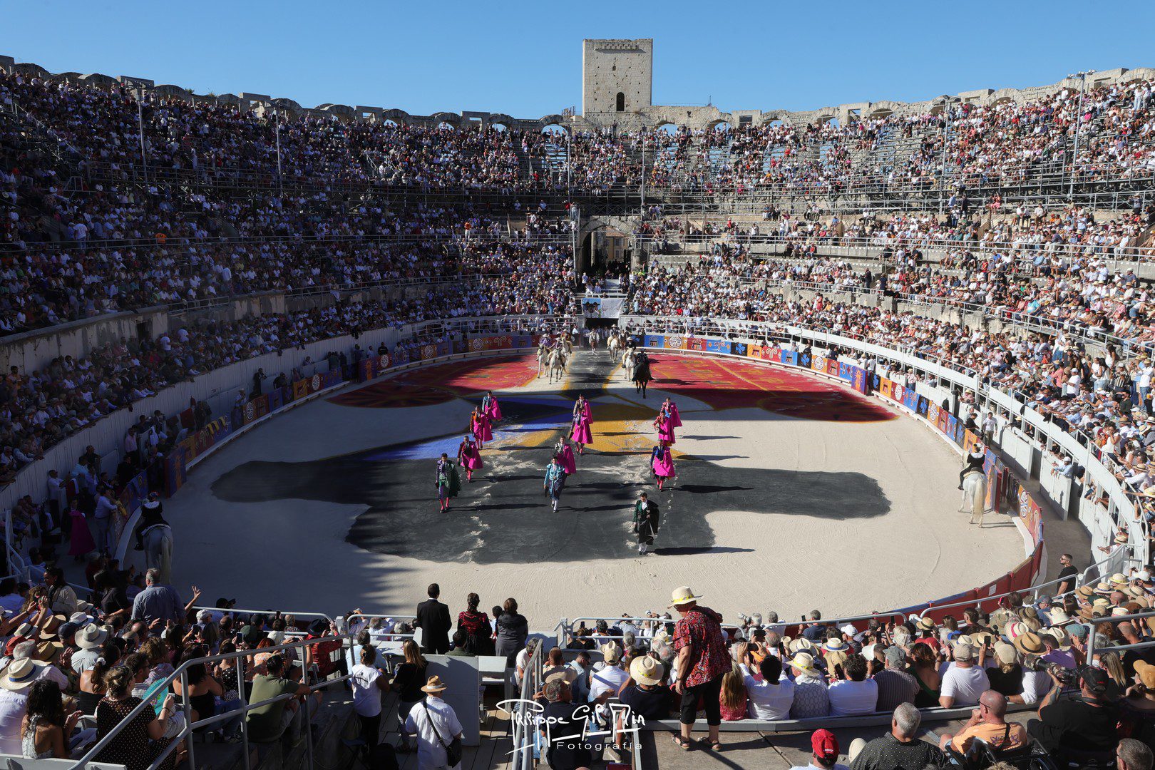 Sigue la primera de Arles desde la plaza con Torolive