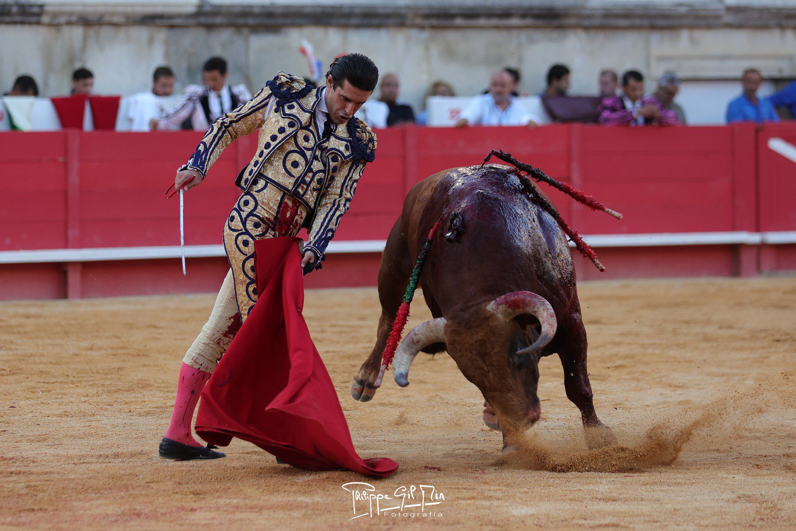 Talavante deja una buena tanda al natural ante un tercero sin transmisión