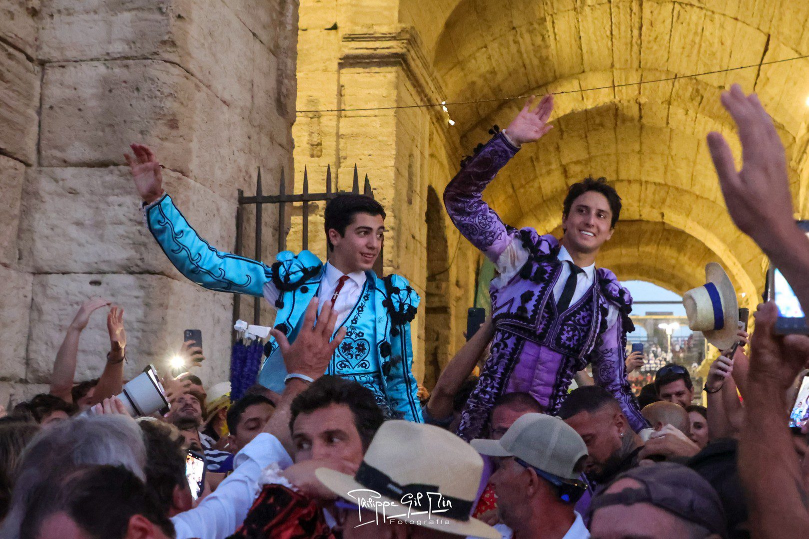 Roca Rey se corona con un rabo y Marco Pérez conquista también la Puerta Grande de Arles