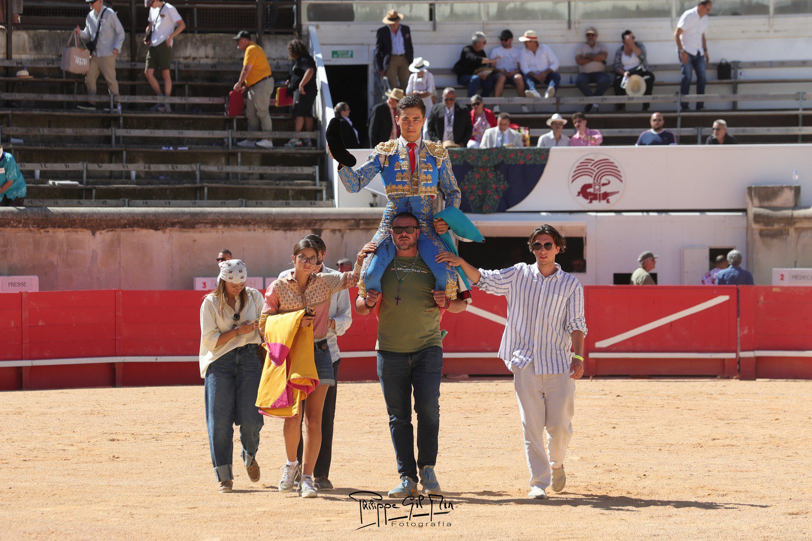 Víctor impone su concepto en Nimes y abre la Puerta Grande con dos orejas