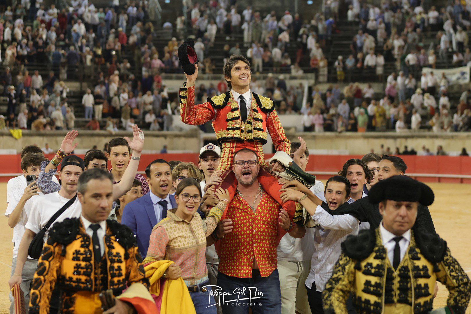 Manzanares y Castella salen a hombros en Nimes y Rufo se queda al borde por los aceros