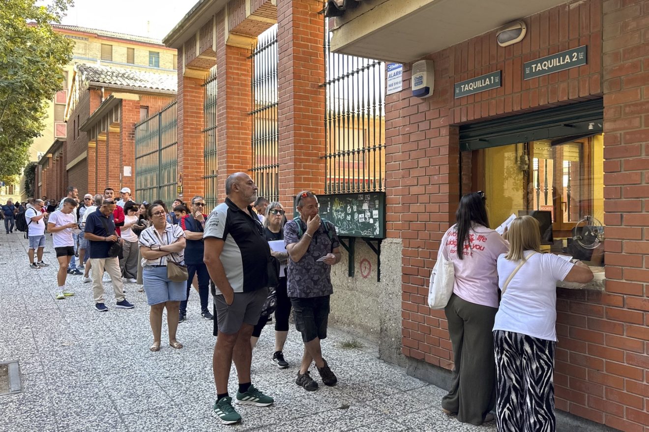 Gran respuesta de la afición en el arranque de los abonos para la Feria del Pilar