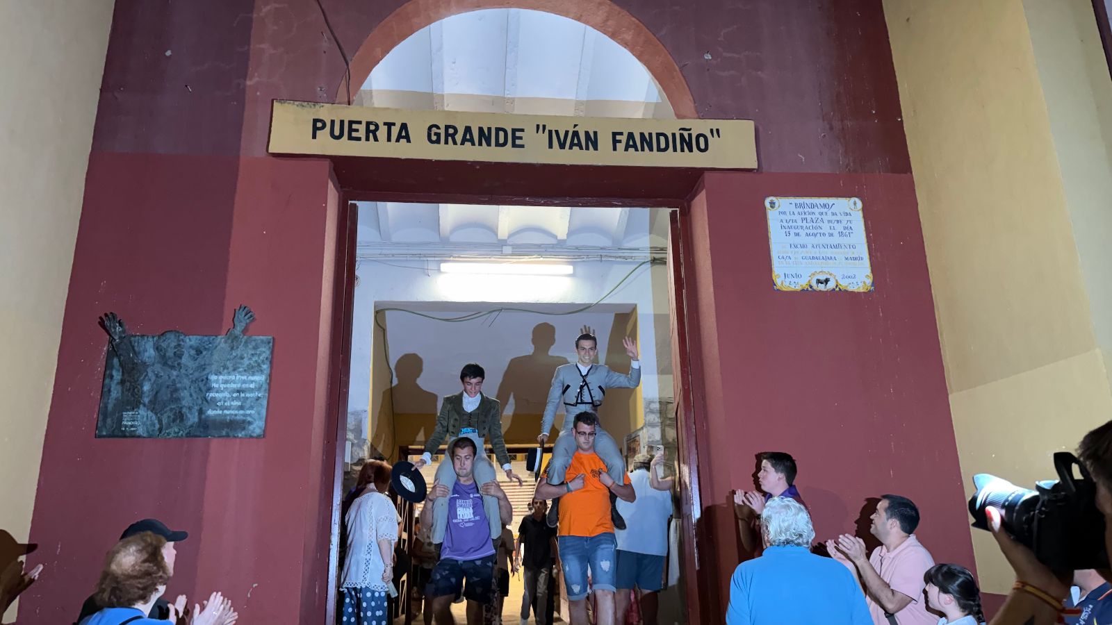 Pablo Torres e Izan Alonso salen a hombros en la clase práctica de Guadalajara