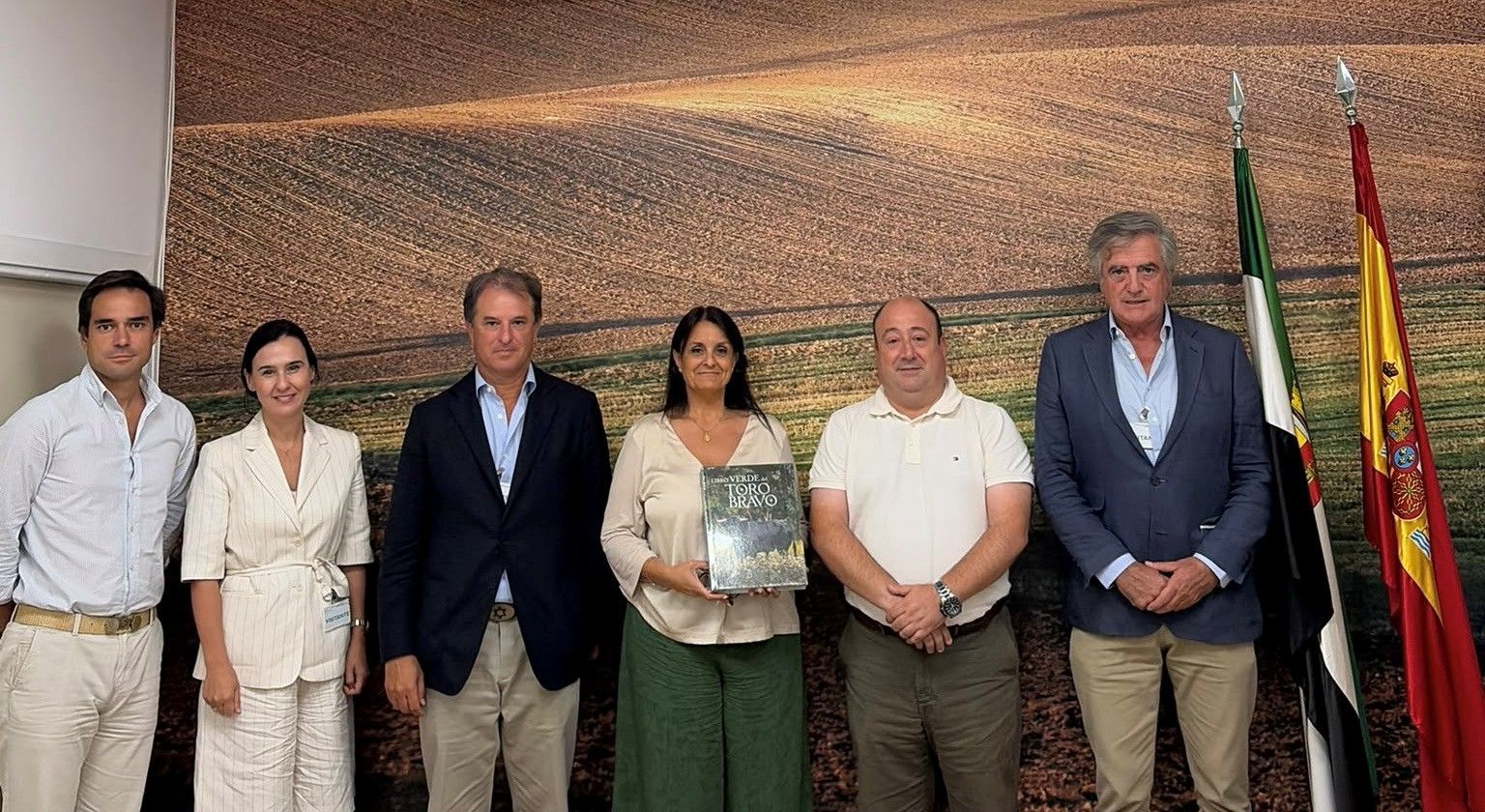 La RUCTL abre nuevas vías de colaboración con la Junta de Extremadura para la ganadería de bravo