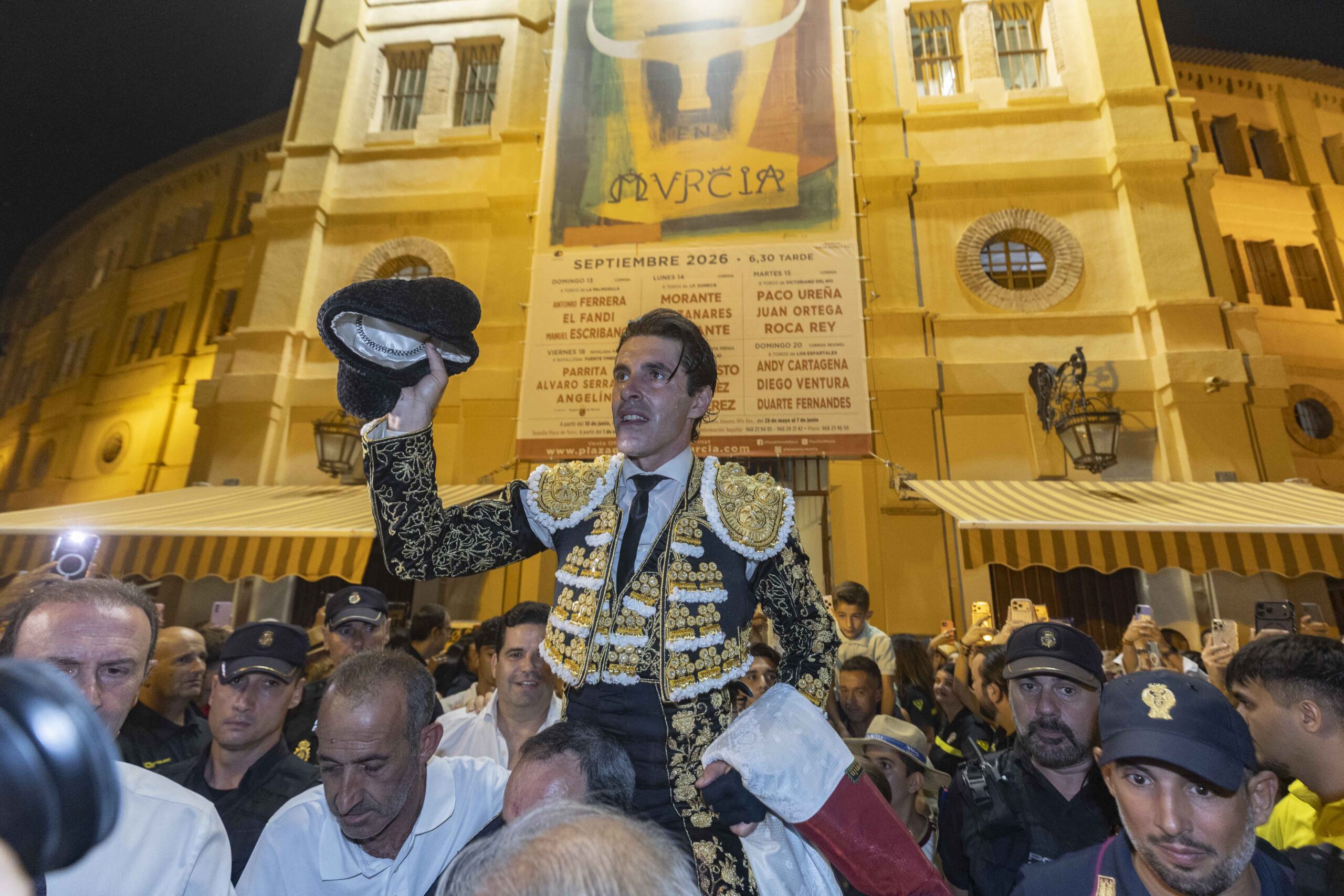 Talavante abre la Puerta Grande de Murcia en una tarde marcada por la falta de raza