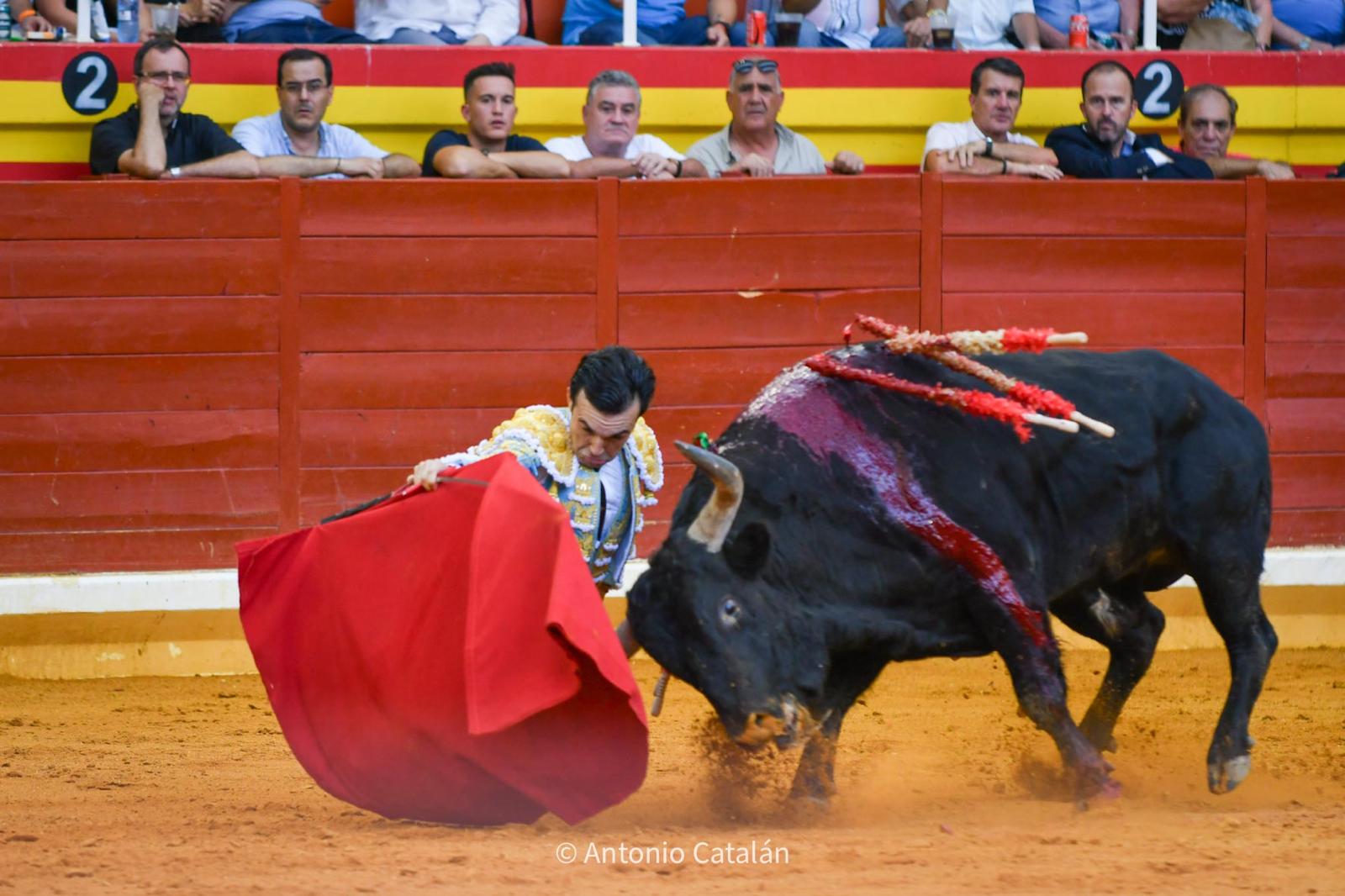 Cristian Pérez corta una oreja antes de pasar por quirófano en una dura tarde de Conde de la Corte en Illescas