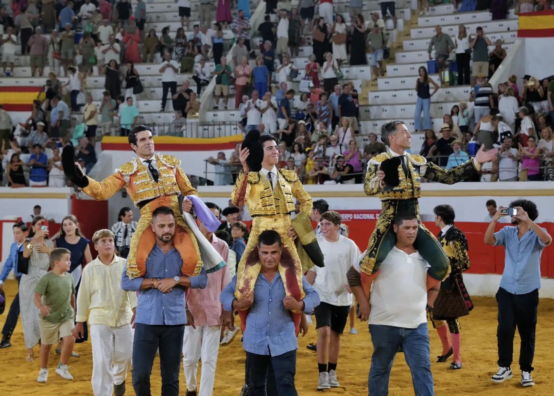 Escribano, Emilio de Justo y Marco Pérez sostienen la llama taurina de Melilla