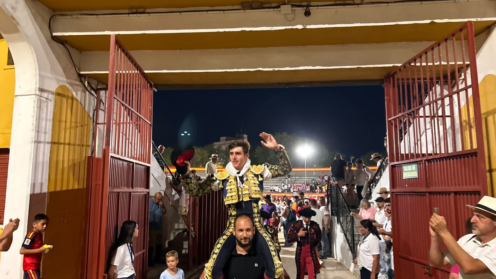 Javier Cuartero se impone en El Casar y abre la Puerta Grande