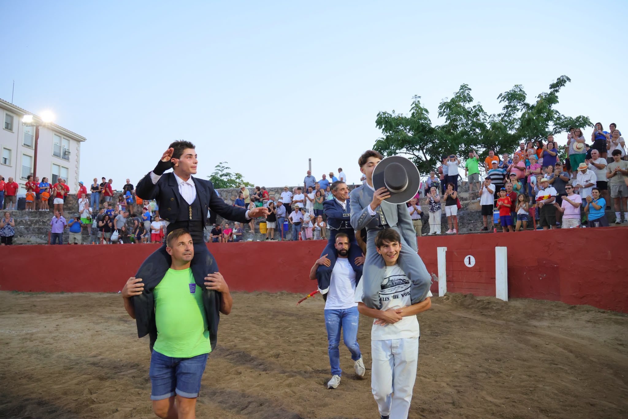 Sánchez Vara y Rubén Vara escriben una tarde histórica en Pareja
