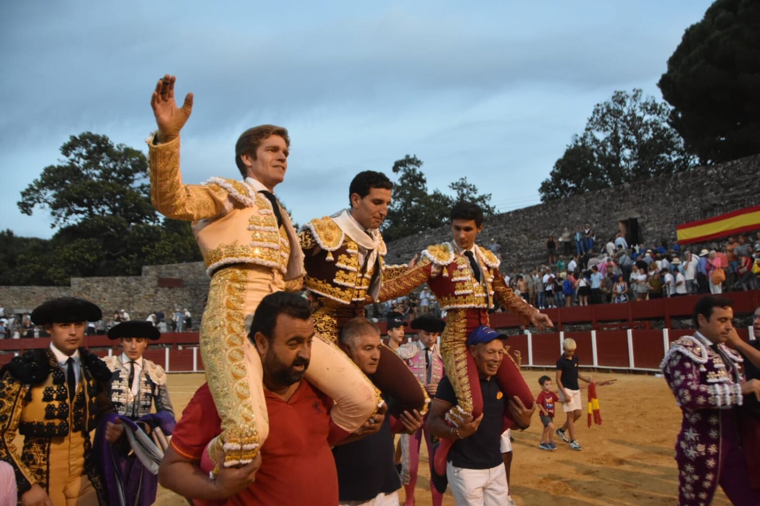 Valentín Hoyos toma la alternativa a lo grande en Béjar a hombros con Borja Jiménez y Manuel Diosleguarde