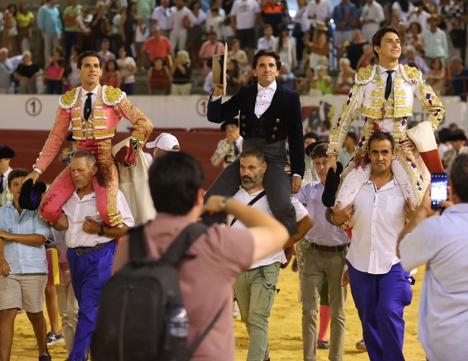 Don Benito se rinde a Ventura, Roca Rey y Ginés Marín en una tarde de ‘No hay billetes’