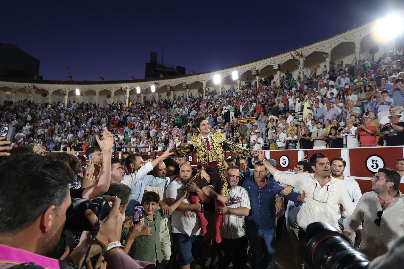 Morante firma una faena antológica y se adueña de Albacete