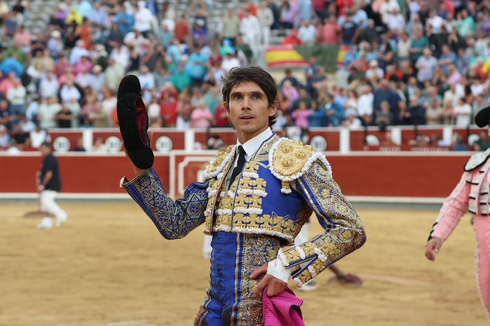 Castella encuentra profundidad entre la lluvia y corta una oreja
