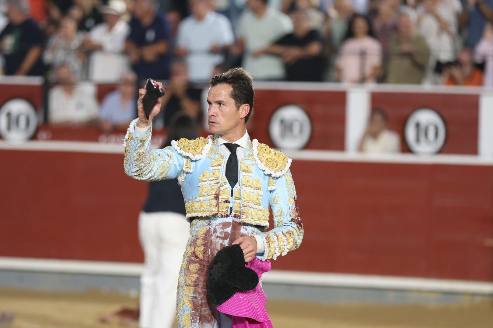Luque hace todo ante ‘Instructor’ y arranca una oreja de ley