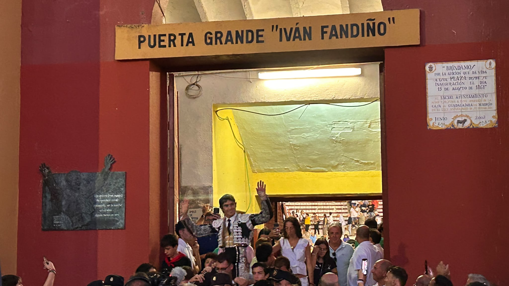 Castella cierra la Feria de Guadalajara a hombros tras desorejar al cuarto