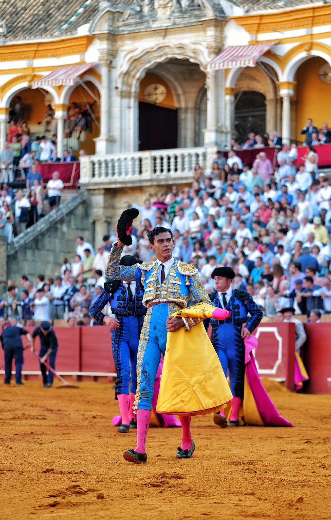Garibay deja su toreo al natural y Domínguez ilusiona en su debut con picadores en Sevilla
