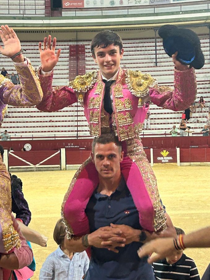Izan Alonso arrasa en Jaén con dos orejas y rabo