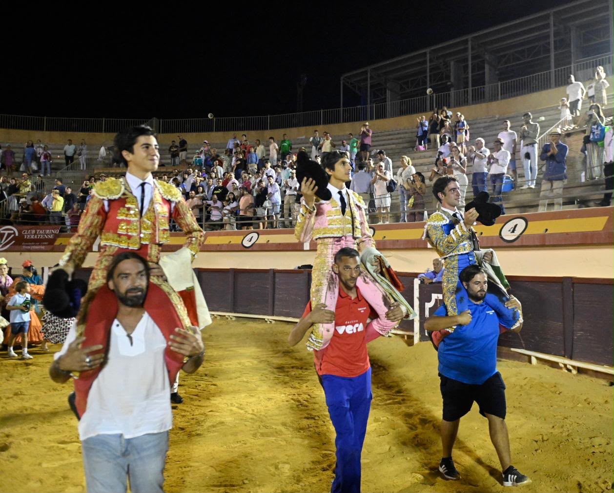 Castella, Víctor Hernández y Marco Pérez cierran Vera a hombros
