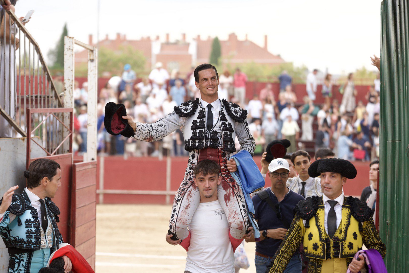 David Galván arrasa en Villaviciosa de Odón con cuatro orejas y un rabo