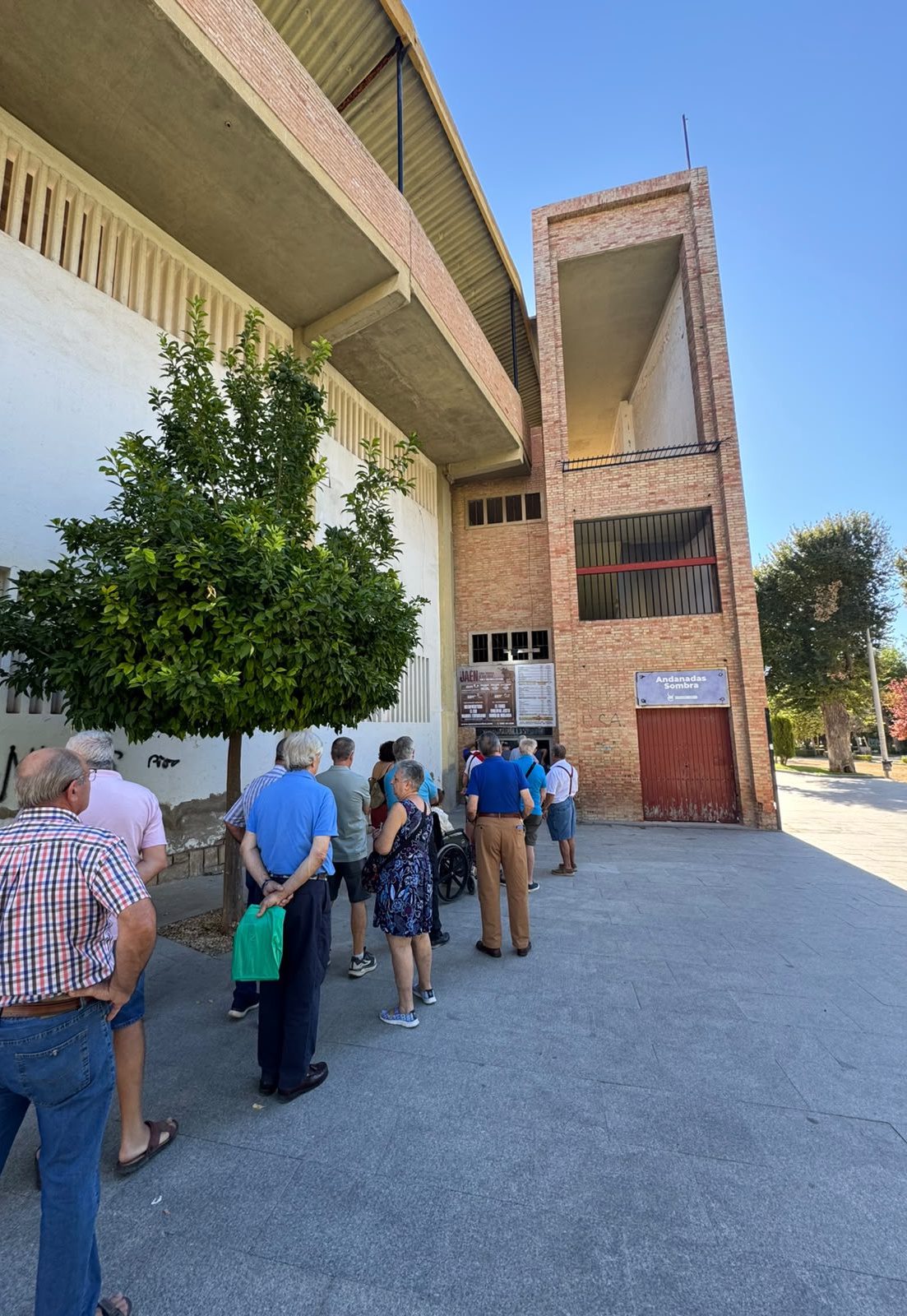 Jaén arranca la venta de entradas con colas desde primera hora para San Lucas