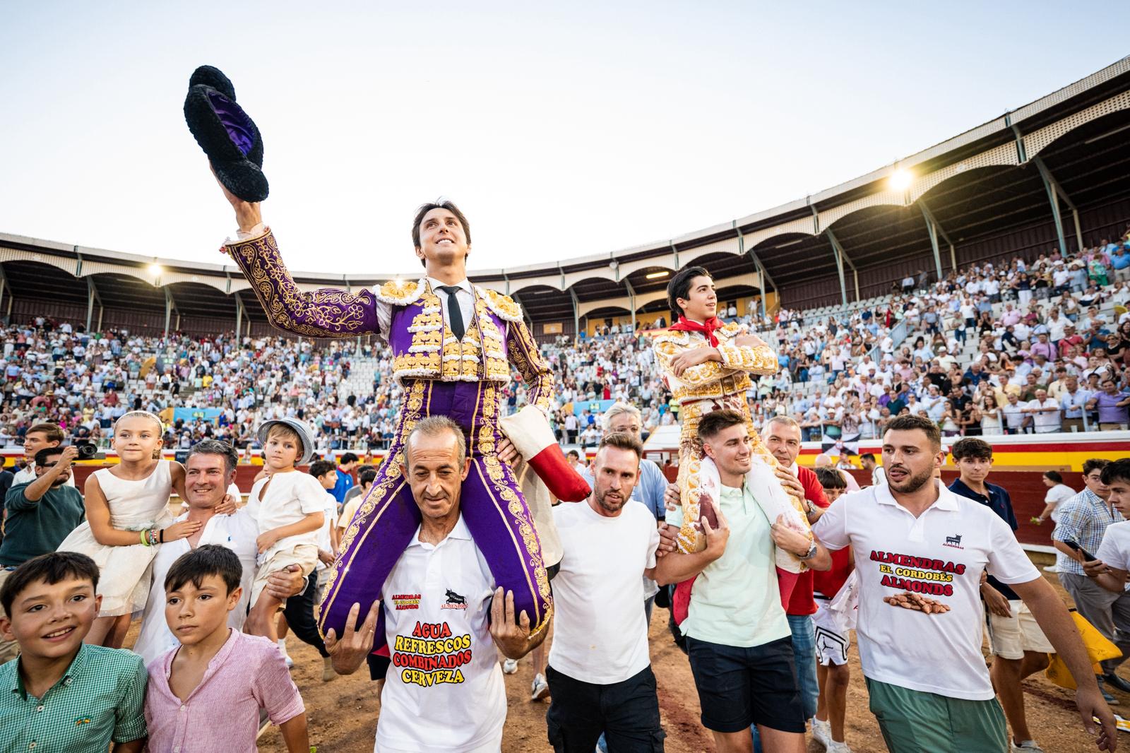Roca Rey y Marco Pérez empujan una tarde de Puerta Grande en Palencia
