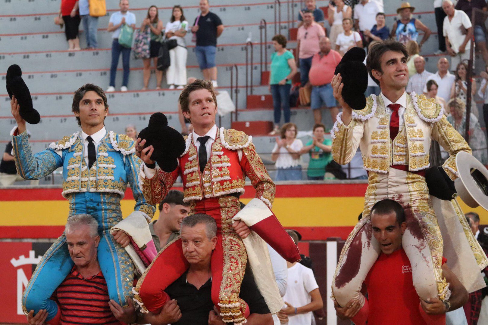 Adrián de Torres firma la obra de la tarde en una triunfal corrida de Salvador Domecq