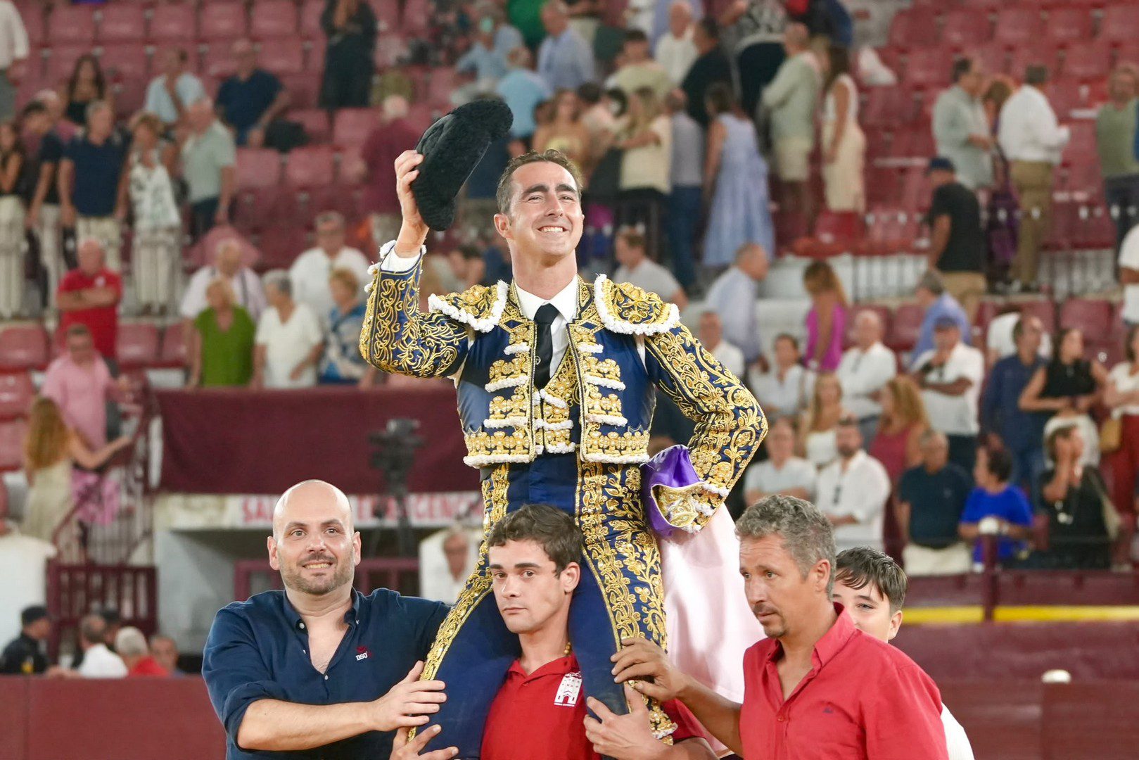 El Fandi sale a hombros y Ferrera pone la nota más imprevisible en la apertura de Murcia