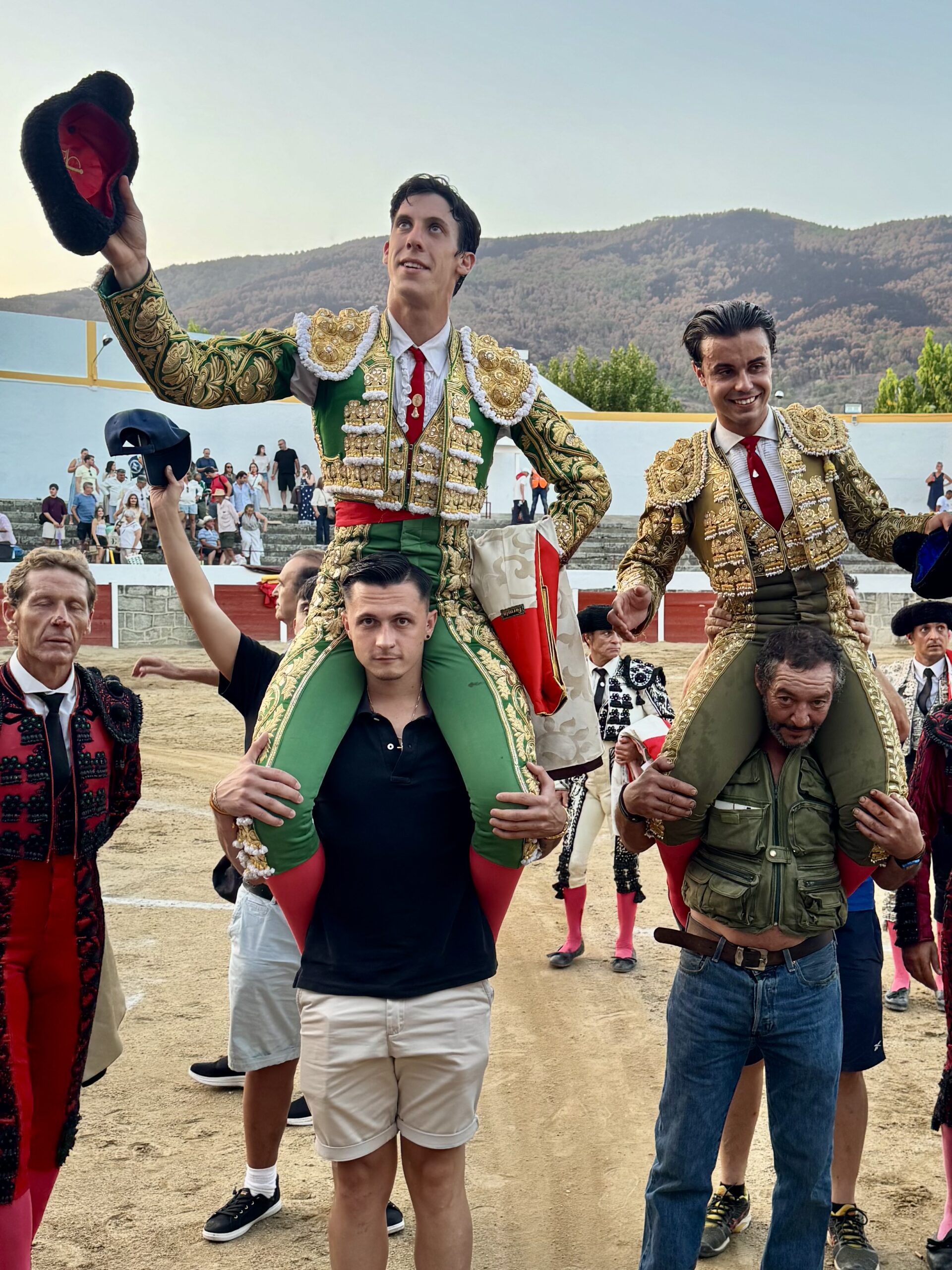 Diego García y Víctor Cerrato salen a hombros ante una seria corrida de Dias Coutinho