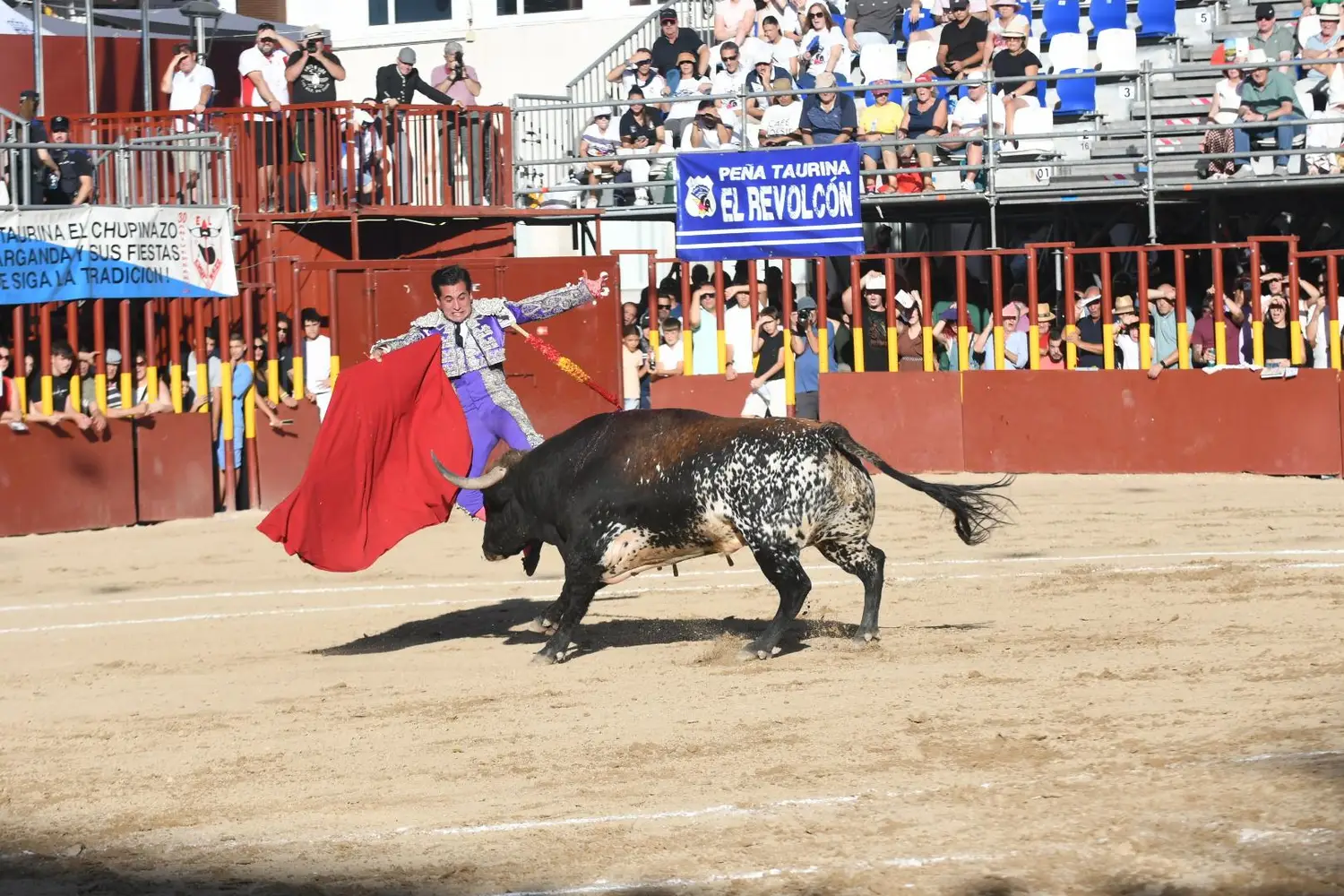 Javier López Peregrino sufre una cornada de 20 centímetros que alcanza el fémur y rompe el bíceps femoral