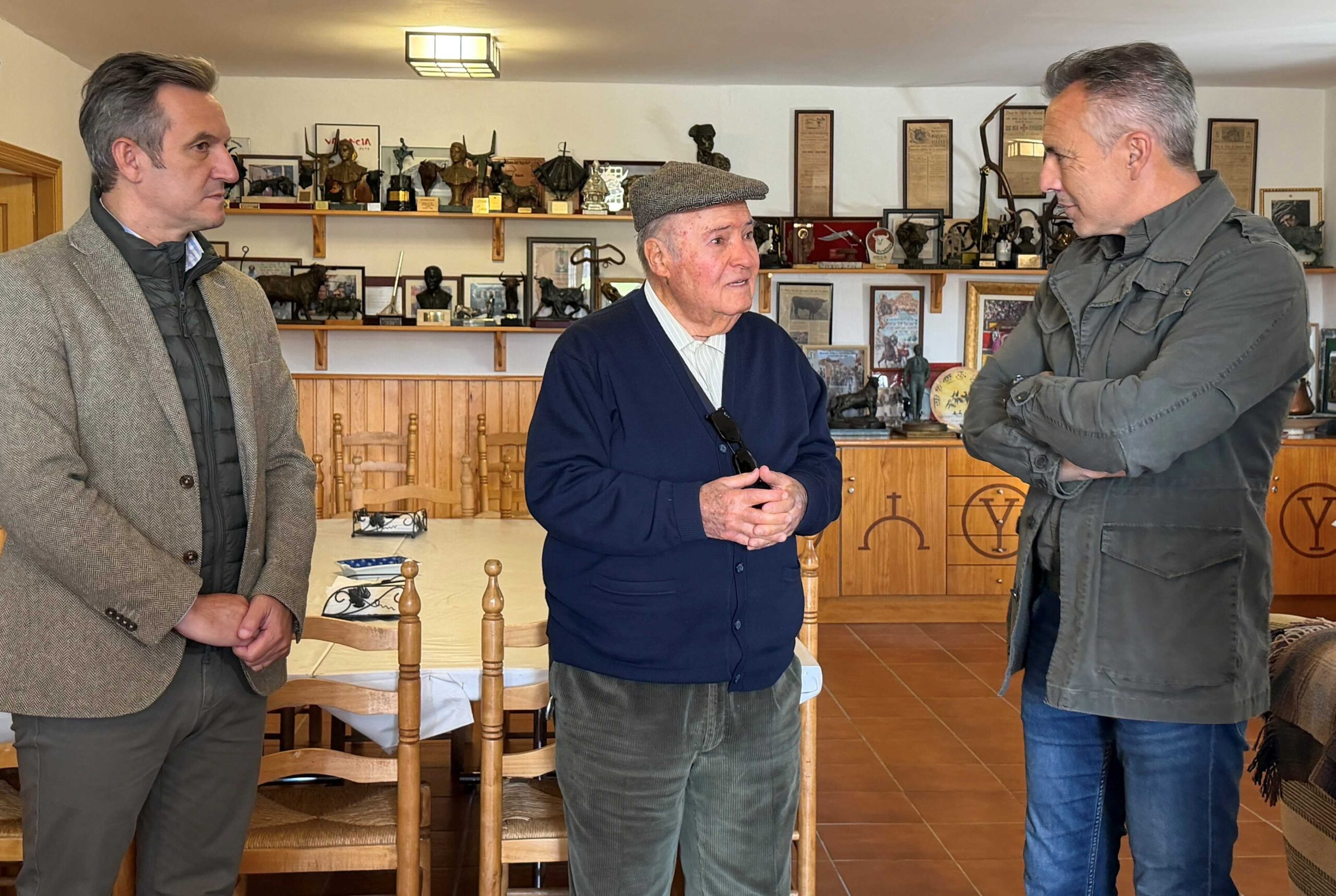Carlos Novillo conoce de cerca la ganadería de Victoriano del Río y el trabajo del campo bravo madrileño