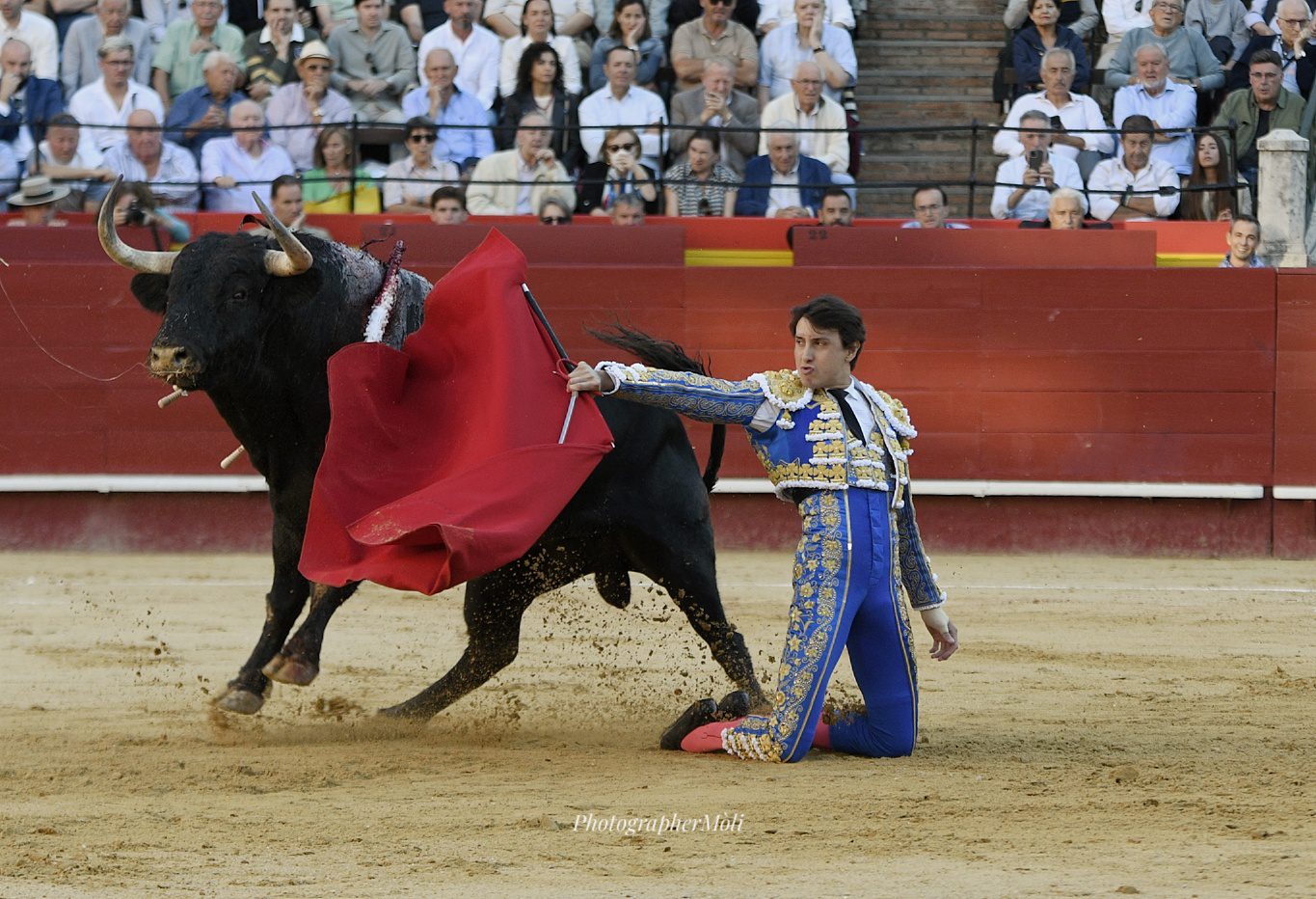 Roca Rey exprime al segundo hasta tablas y corta una oreja