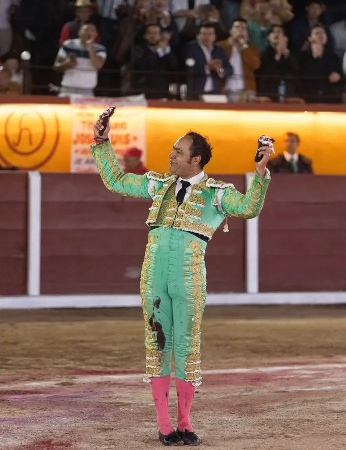 José Luis Angelino corta tres orejas y se despide de Tlaxcala entre emoción y reconocimiento