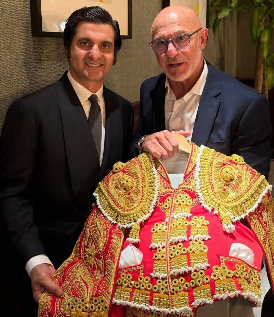 Morante entrega a Luis de la Fuente uno de los trajes de luces más especiales de su carrera