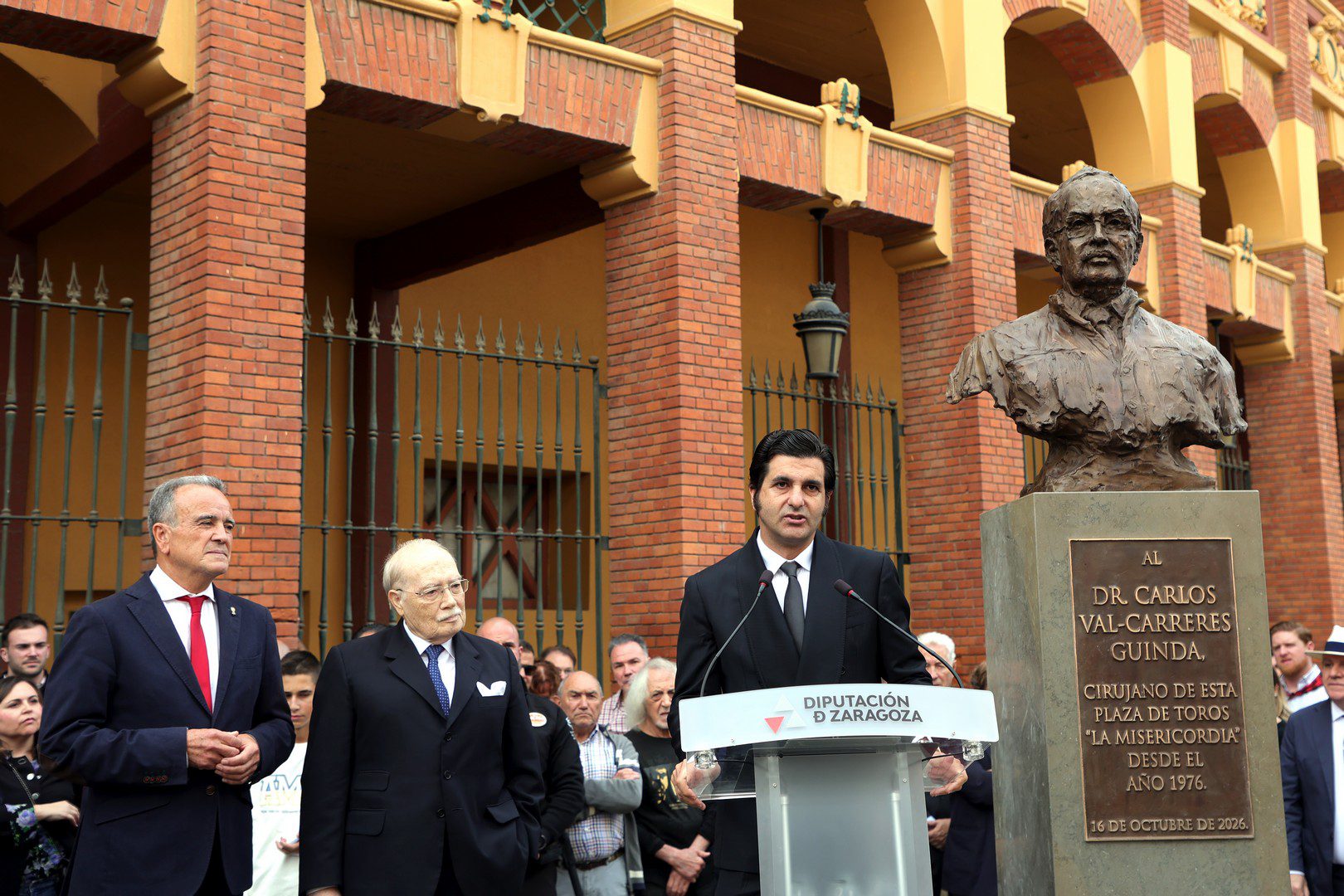 Morante descubre en Zaragoza la escultura de Val-Carreres: «Una parte de su vida queda ya en La Misericordia»