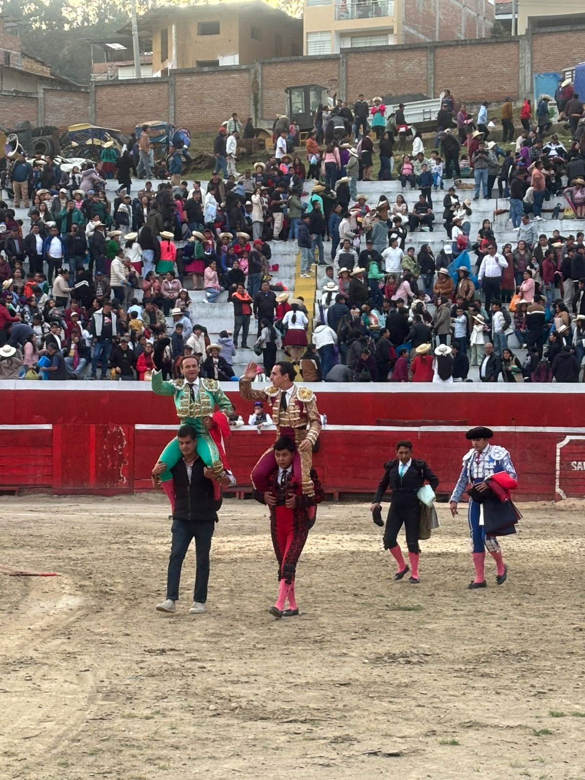 Ferrera y Galdós, a hombros en San Miguel de Cajamarca en una tarde de gran contenido