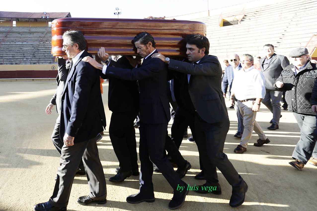 Ávila despide a Andrés Hernando con una última vuelta al ruedo en la plaza que inauguró