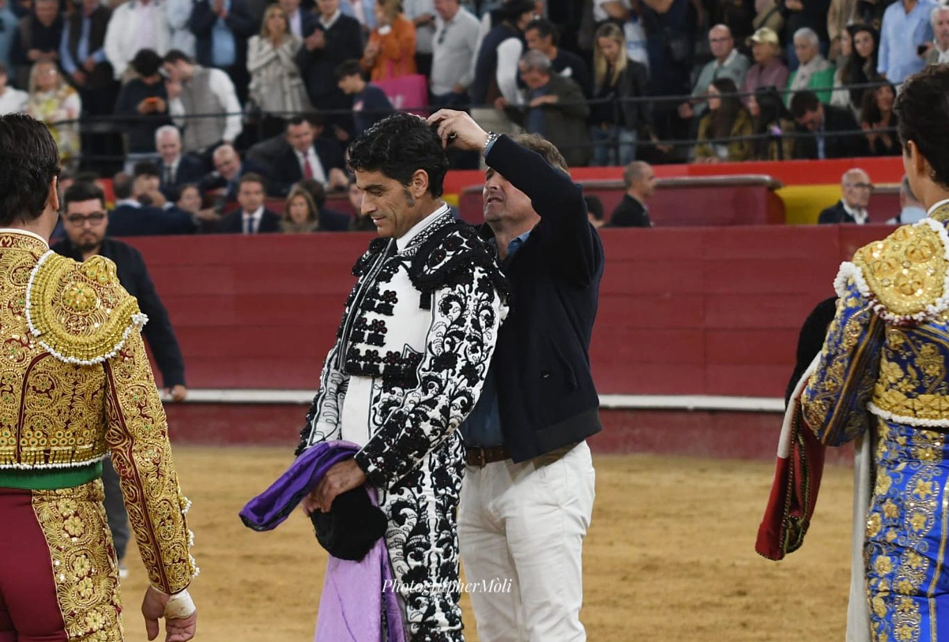 Javier Gómez Pascual corta su coleta en Valencia tras su último par de banderillas