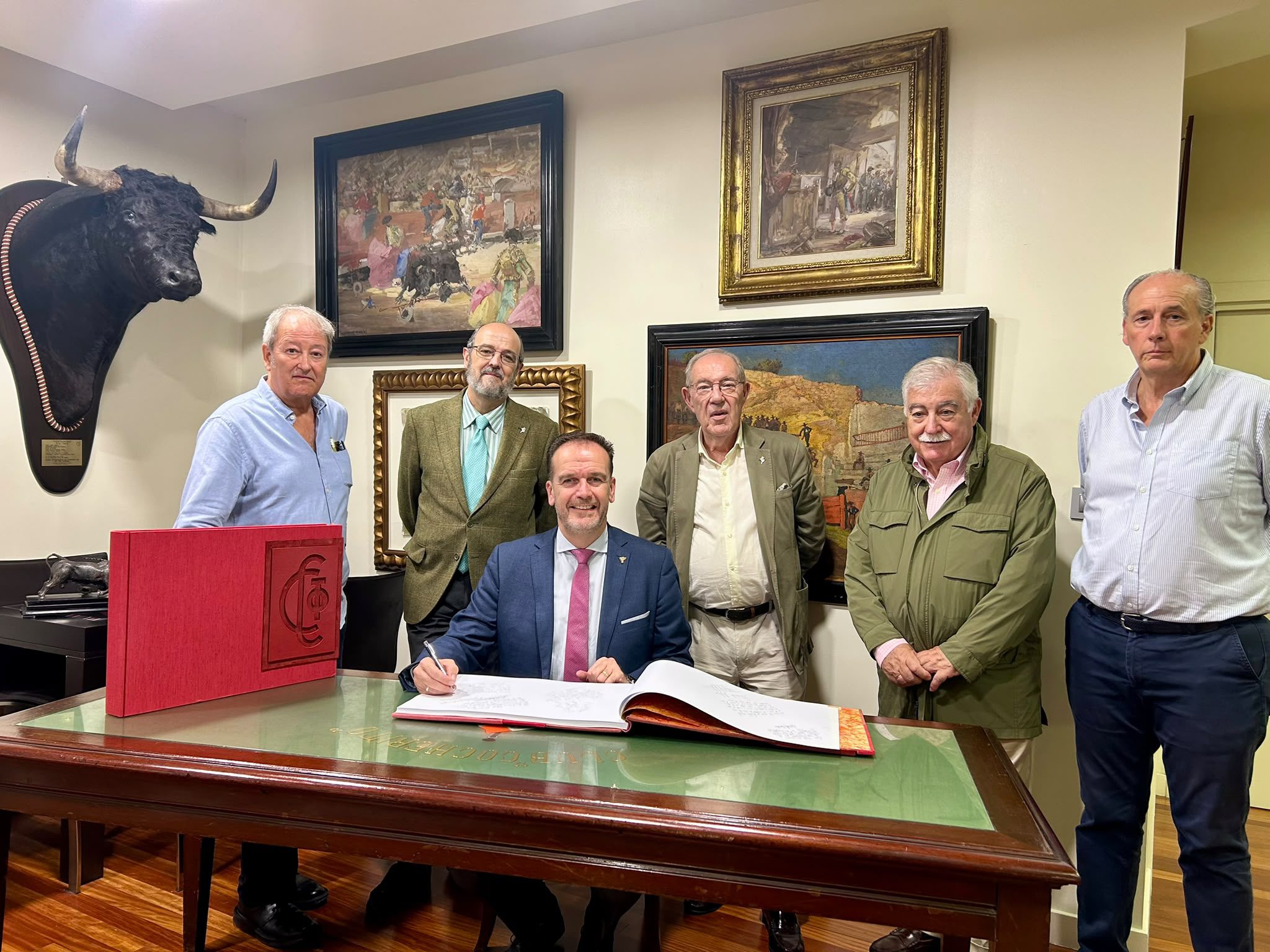 Antonio Martínez Iniesta llena el Club Cocherito y agota ejemplares de ‘La grandeza de la Tauromaquia’
