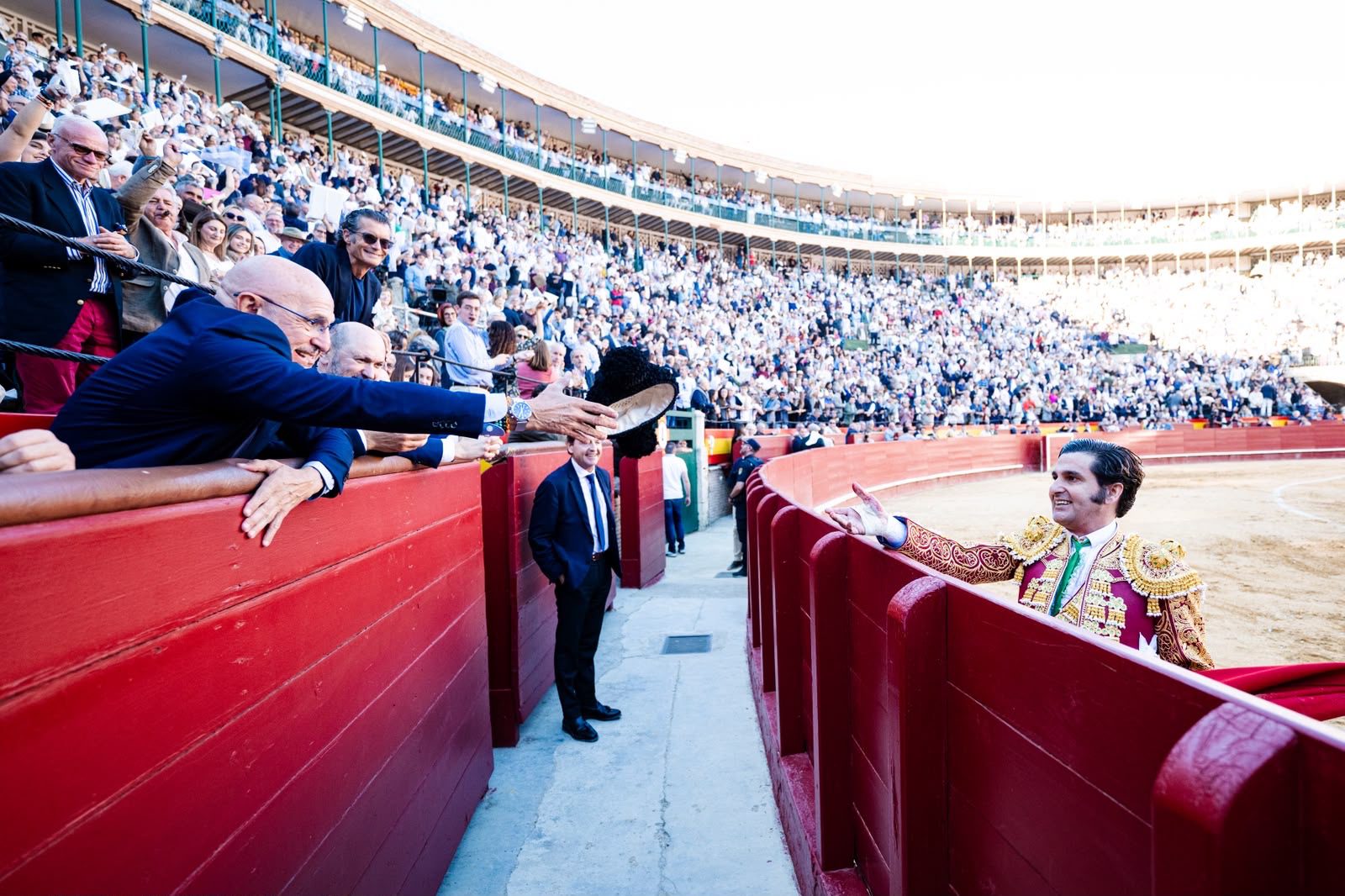 Morante brinda a Luis de la Fuente el primer toro de la tarde en Valencia