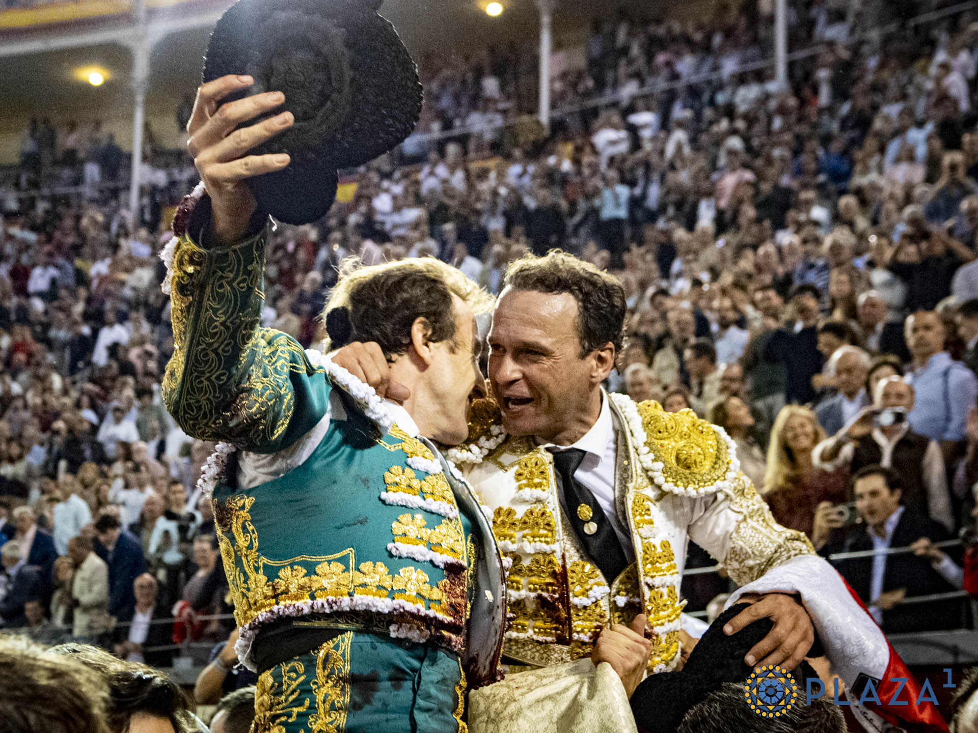 Doble puerta grande en una tarde de entrega de Román y Ferrera