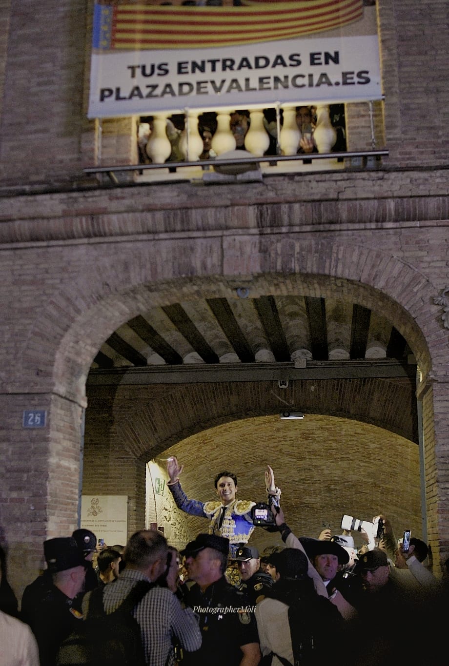 Roca Rey se hace grande en el día de la Comunidad Valenciana