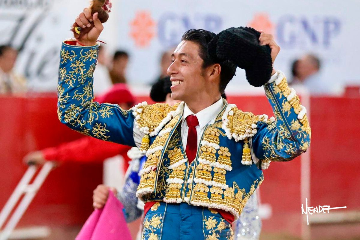 Sergio Flores corta una oreja en la ‘Corrida de las Luces’ en Guadalajara